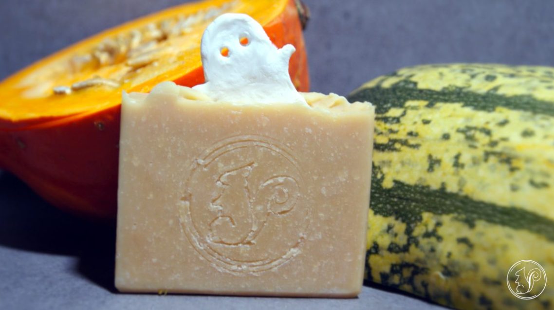 Kürbis mit Seifenstück, das eine kleine Geisterfigur zeigt.