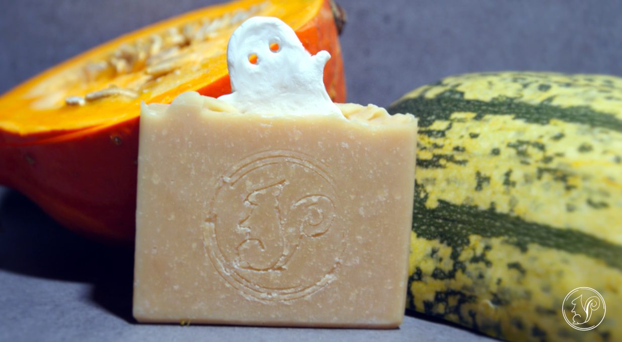 Seife mit geistförmiger Einlage und Kürbissen im Hintergrund.